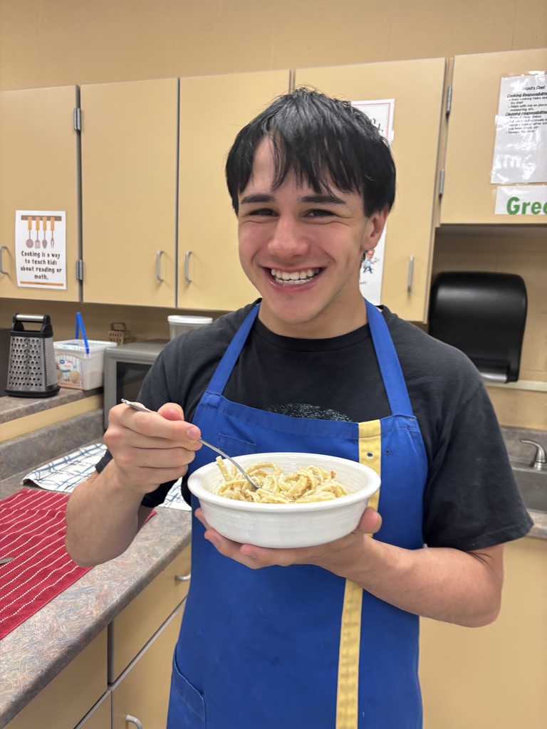 Double periods=free lab in Foods class! Students worked in groups to plan what they wanted to make in class. Some of the dishes included Chicken Fettuccine Alfredo, Sausage gravy and biscuits, and strawberry shortcake cake! 