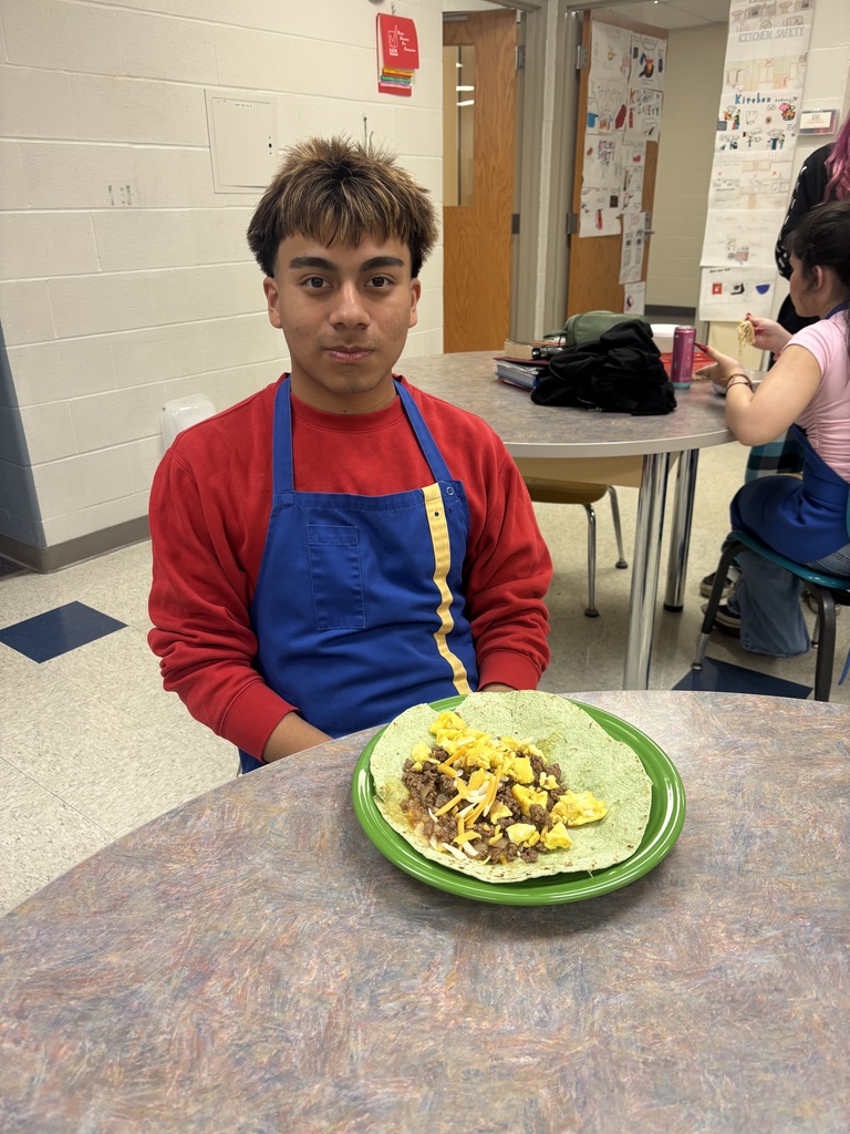 Double periods=free lab in Foods class! Students worked in groups to plan what they wanted to make in class. Some of the dishes included Chicken Fettuccine Alfredo, Sausage gravy and biscuits, and strawberry shortcake cake! 