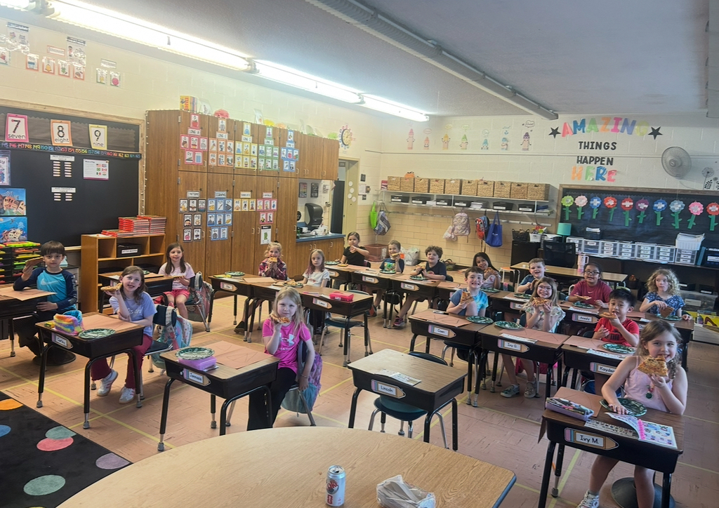 A special thank you to Papa John’s for partnering with our 1st grade classrooms to assist in teaching about fractions! Students had a fun, hands-on opportunity to explore halves, fourths and equal parts using real pizzas to bring math to life. We appreciate your support of our students and schools! @PapaJohns