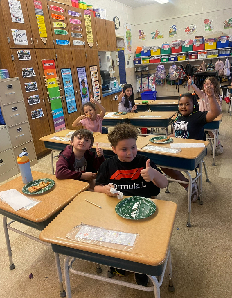A special thank you to Papa John’s for partnering with our 1st grade classrooms to assist in teaching about fractions! Students had a fun, hands-on opportunity to explore halves, fourths and equal parts using real pizzas to bring math to life. We appreciate your support of our students and schools! @PapaJohns