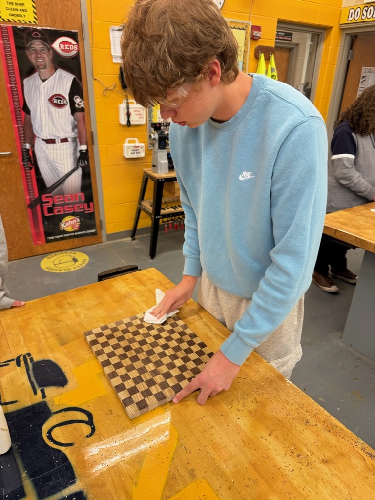  Tyson Corbin and Abbey Gearheart applying a finish to their cutting boards. 