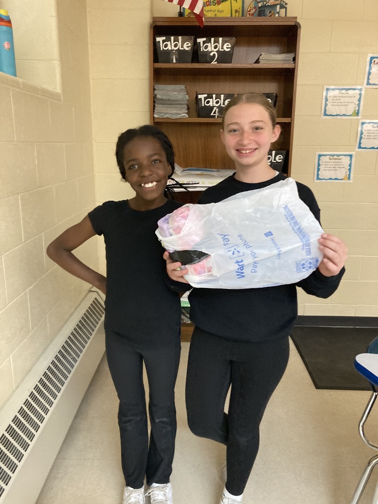 Mrs. Steffanni's 5th grade students on the Blue Team were excited to begin designing their egg drop creations! Students worked together to brainstorm ideas, discuss ways to protect their egg, and then bring their designs to life through creativity and teamwork. We can’t wait to see which designs survive the big drop!