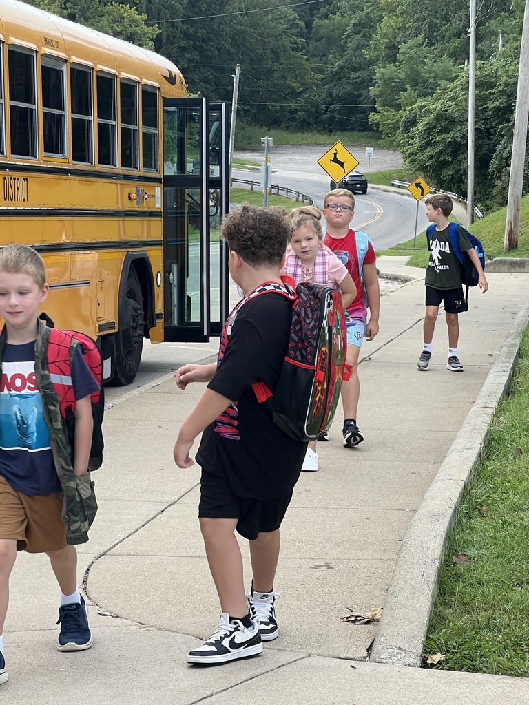 kids getting off the bus
