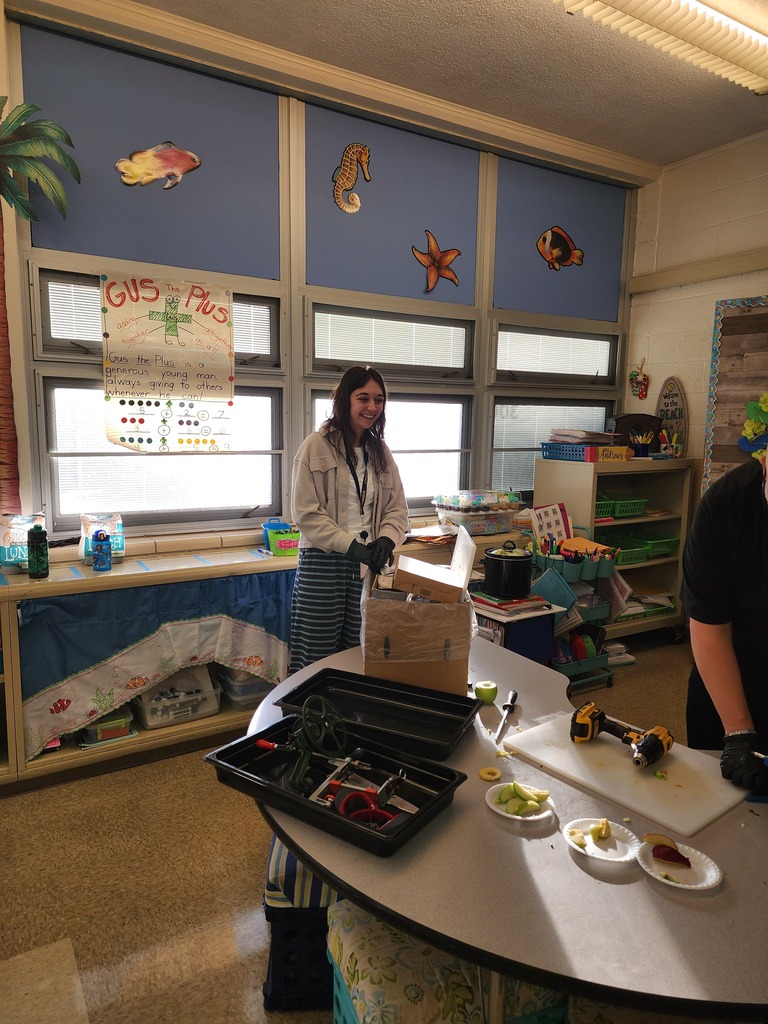 Apples to Apples Today Mr. Kraft had the opportunity to teach Mrs. Andrews class about apples. Students were able to see 3 different varieties of apples as well as sample all 3. Each student also receive 1 of each of the apples to take home to share their new knowledge.