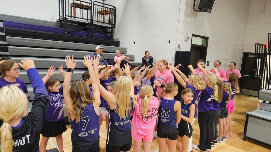 💗🏐 Pink Out Night + Volleyball Youth Night = A Night to Remember! 🏐💗 Last Thursday’s Pink Out Night was made even more special as our youngest Falcon volleyball players joined our high school athletes on the court for Youth Night! These moments are about so much more than volleyball. 💜 They’re about little athletes looking up to the players they hope to become, older athletes becoming role models, and teams building connections that reach far beyond the court.