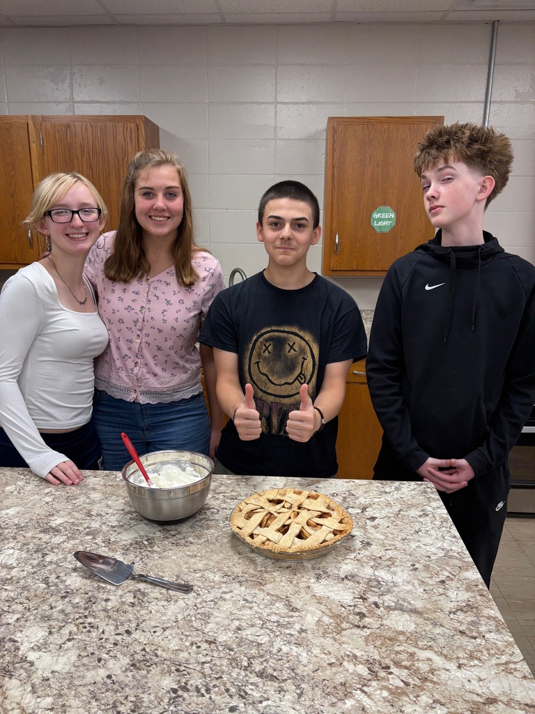 High School Foods class make apple pies