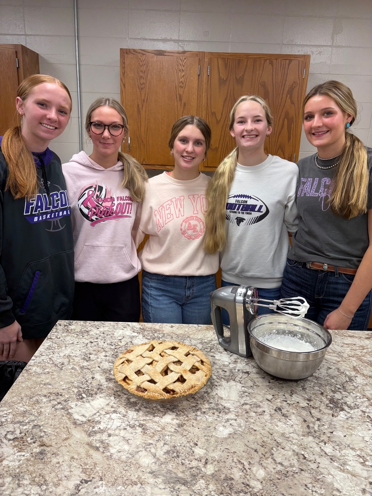 High School Foods class make apple pies