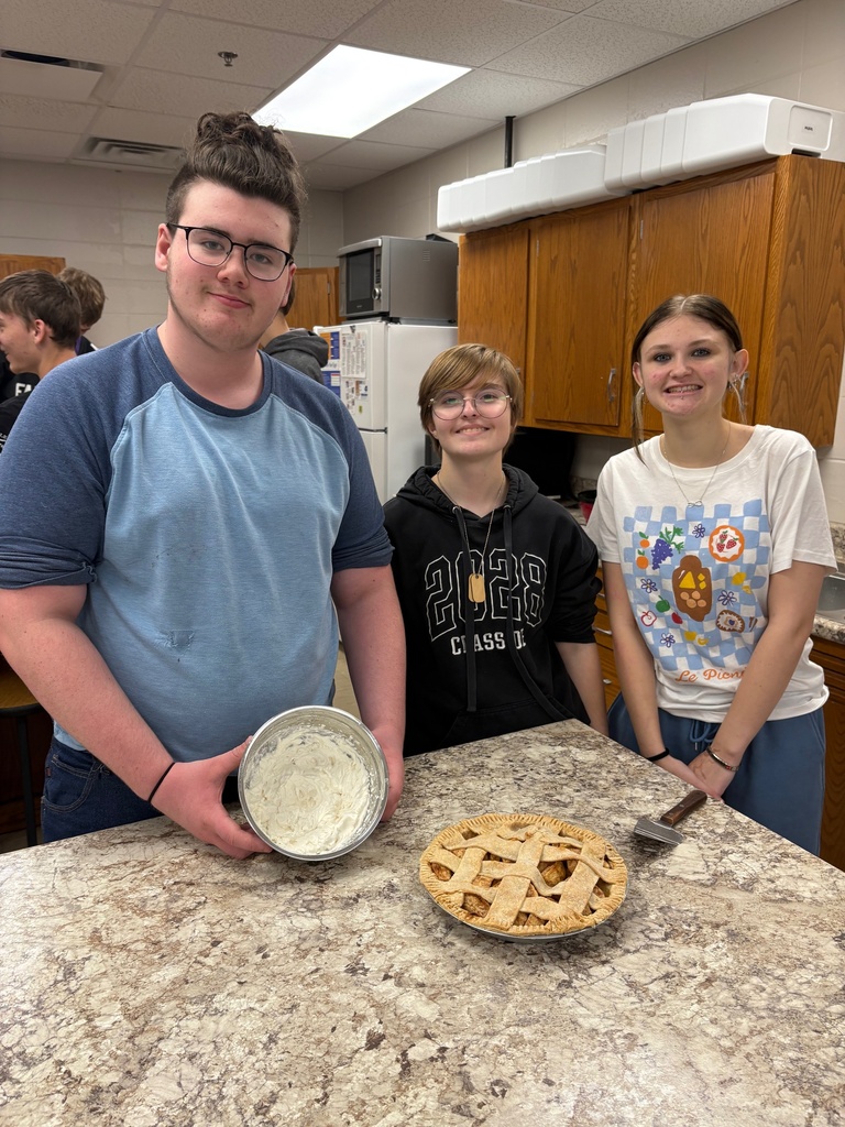 High School Foods class make apple pies