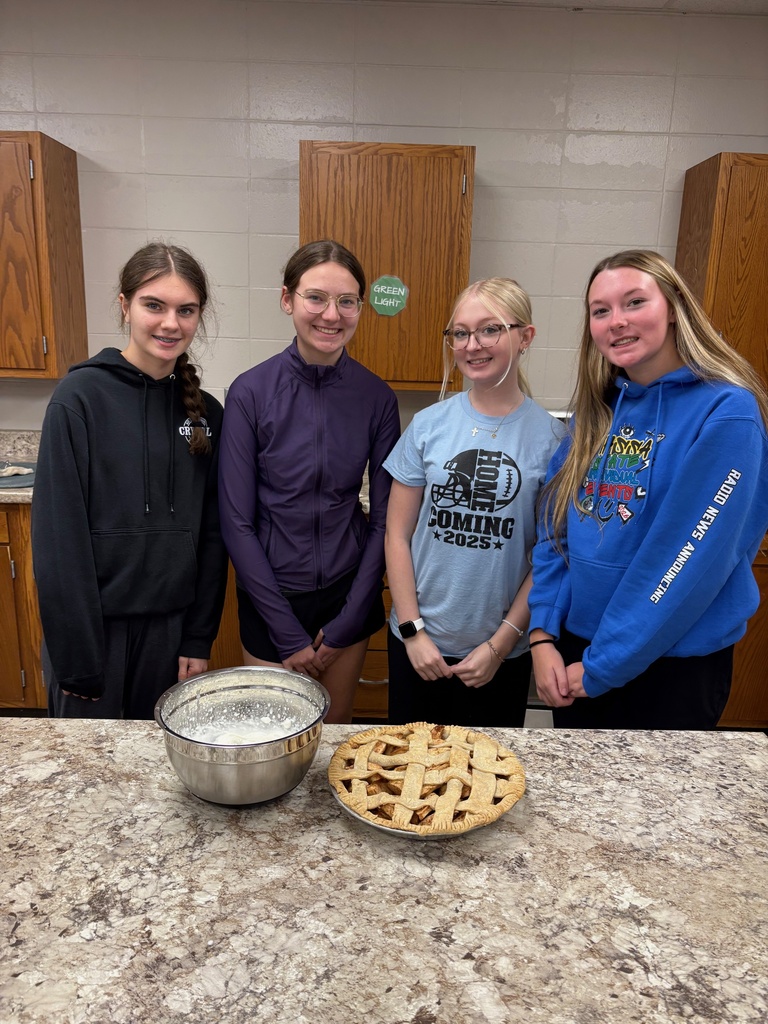 High School Foods class make apple pies