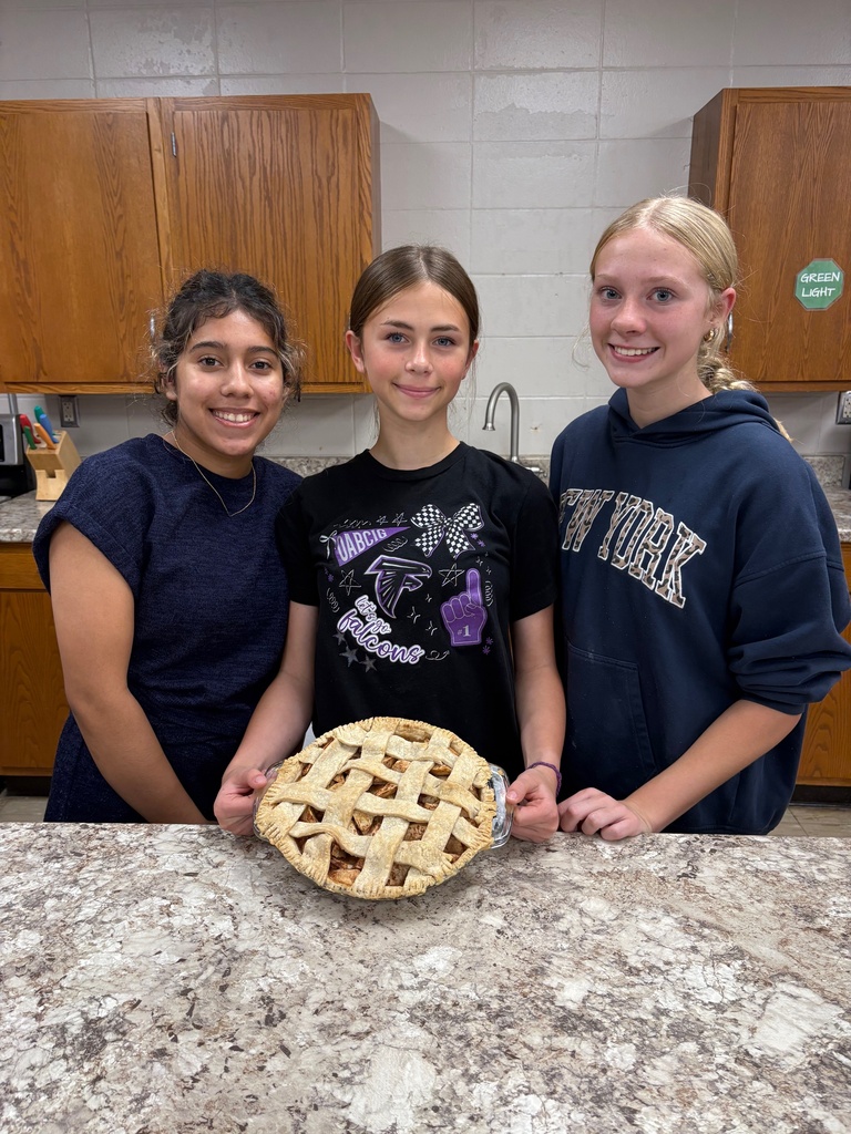 High School Foods class make apple pies 