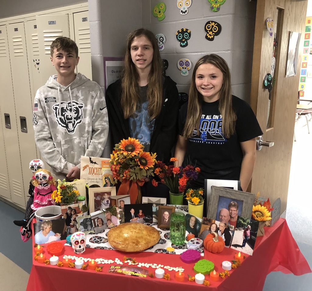 La Ofrenda con estudiantes: Jacob Weaver, Zachary Burch, y Krystin Lang. 