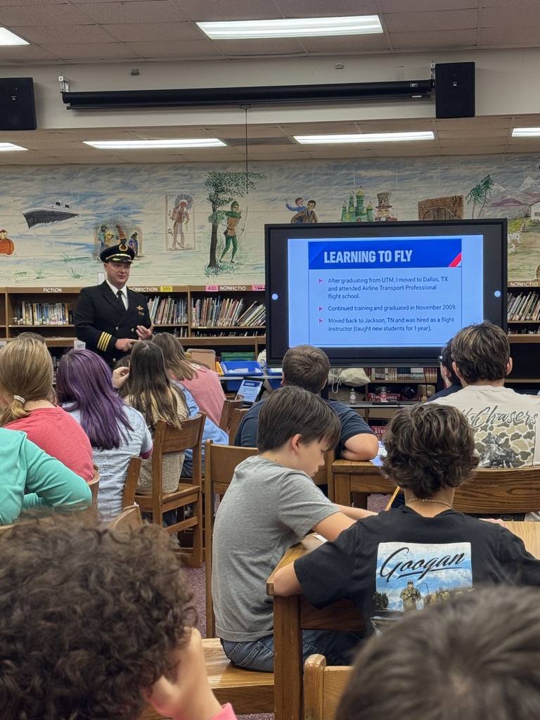 Students sitting and listening to Delta Captain Ben Hager.