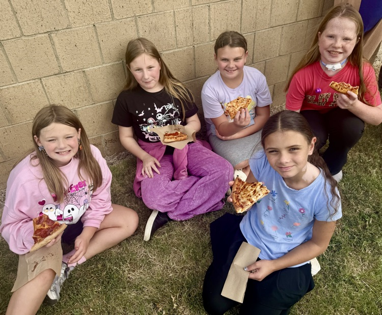 group of students eating pizza 