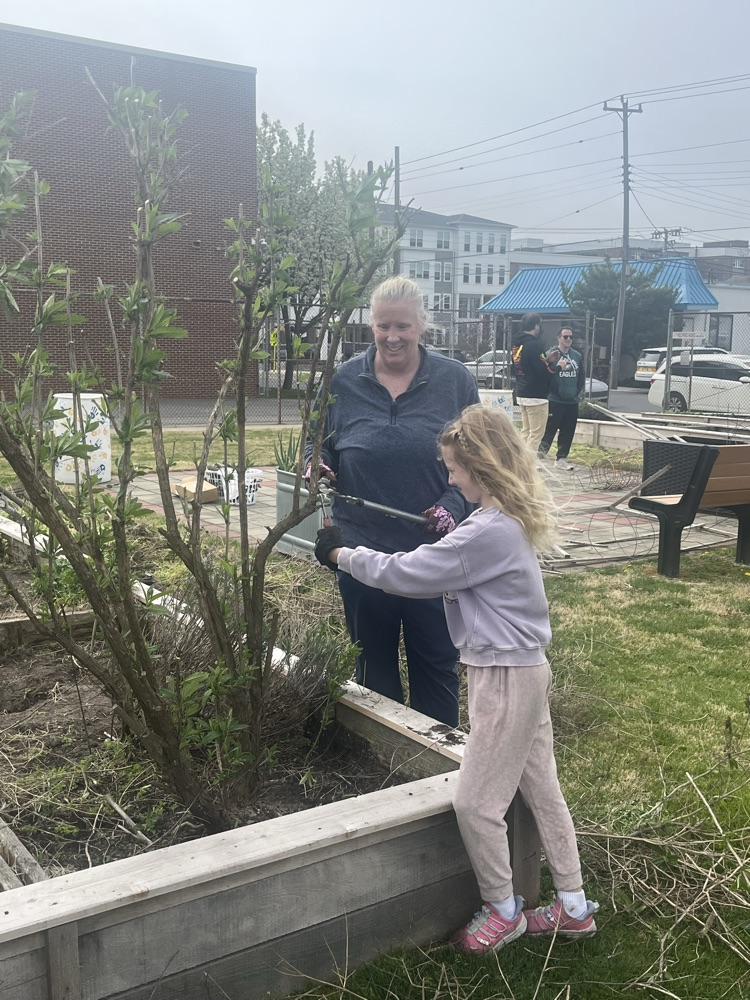 helping hands garden day
