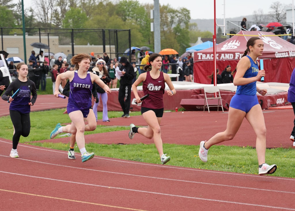 student runners on track