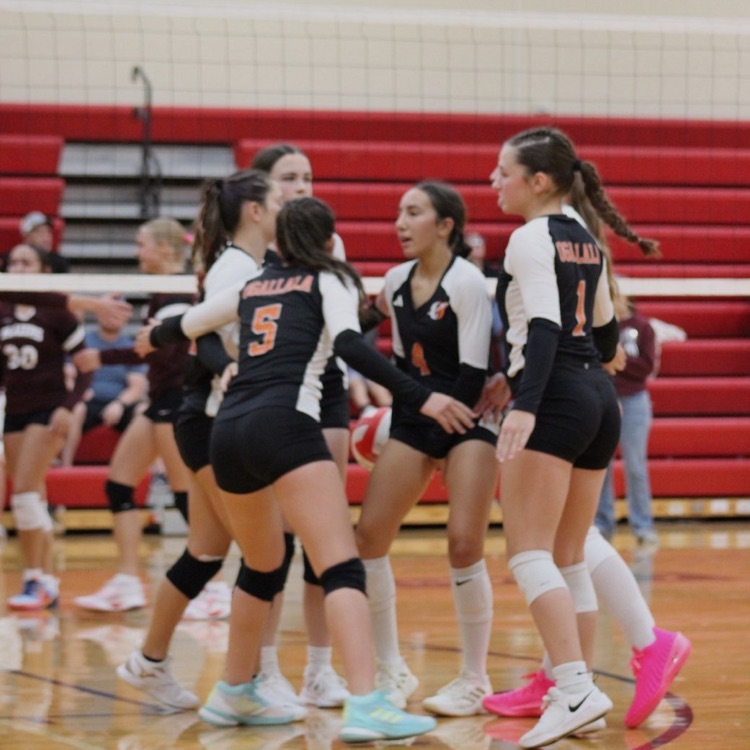 volleyball players grouping into a huddle
