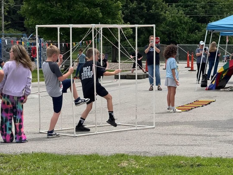 kids working through obstacle course 