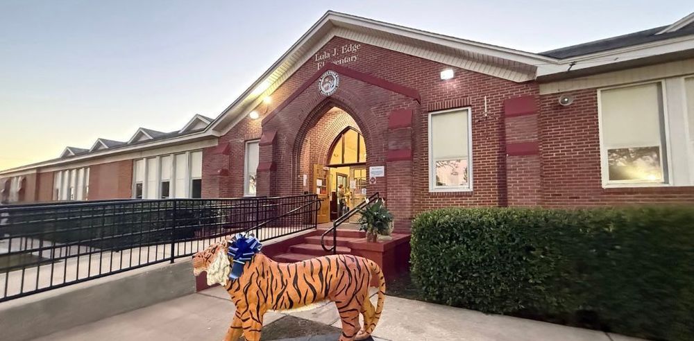 FFront of Edge Elementary School