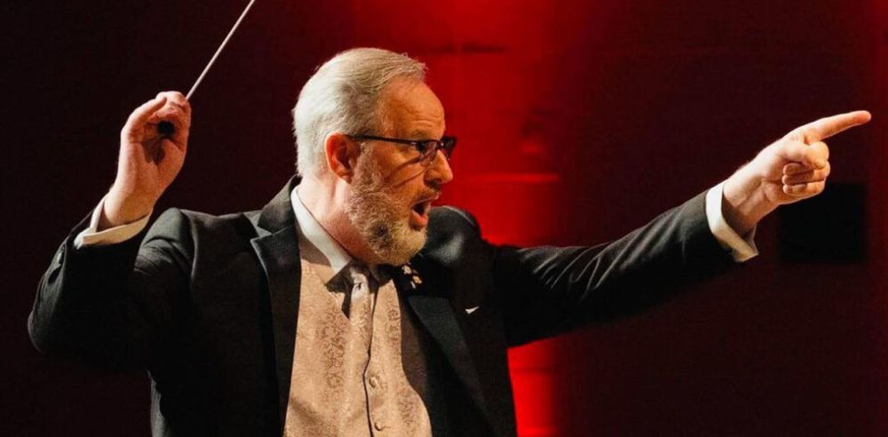 Jody Dunn conducting band