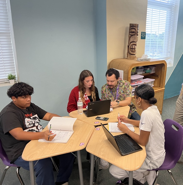 inclusión teacher working with three students 