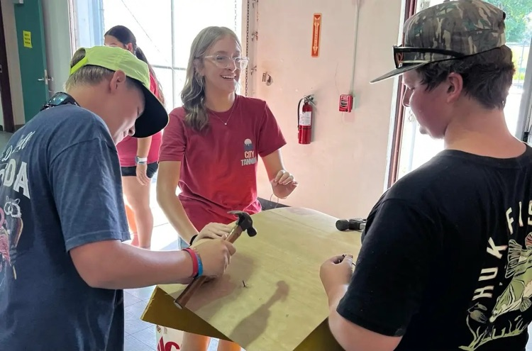 students working on float for homecoming 