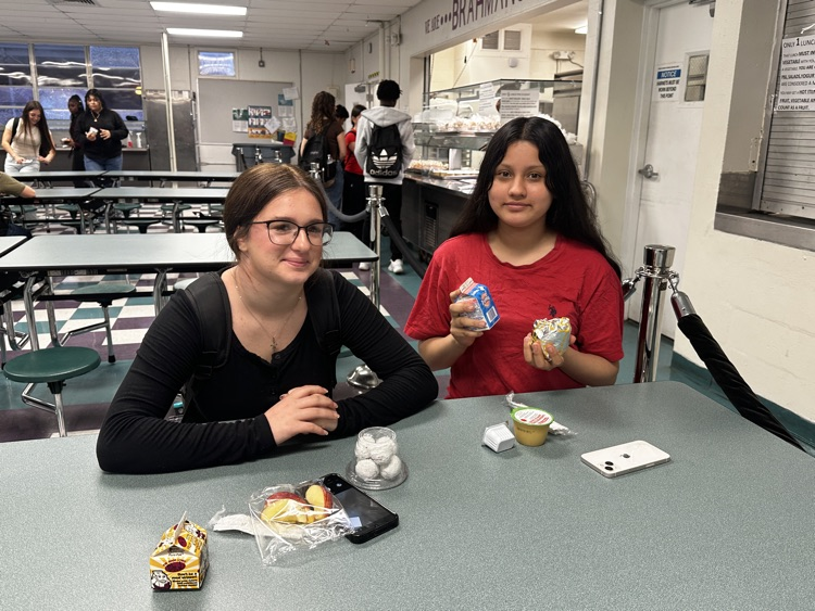 students eating breakfast