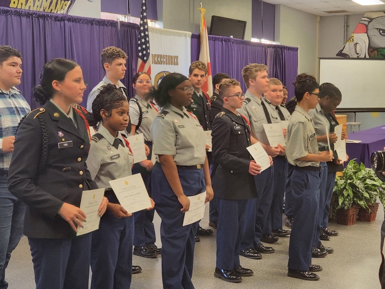 students at jrotc awards