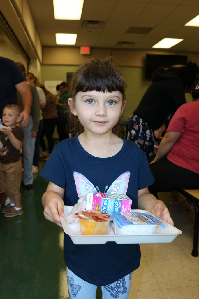 preschool students eating breakfast