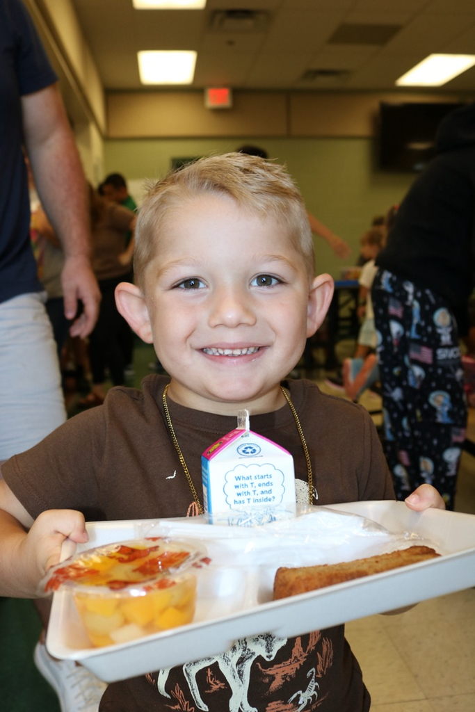 preschool students eating breakfast