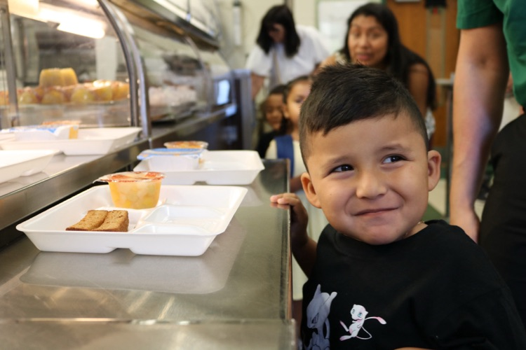 preschool students eating breakfast