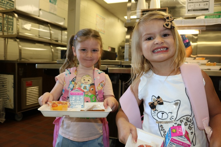 preschool students eating breakfast