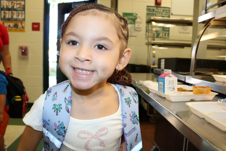 preschool students eating breakfast