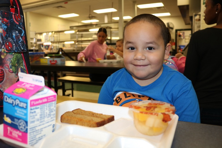 preschool students eating breakfast