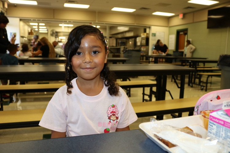 preschool students eating breakfast