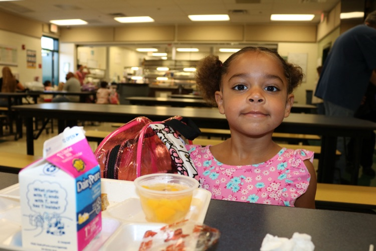 preschool students eating breakfast