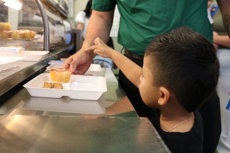preschool students eating breakfast