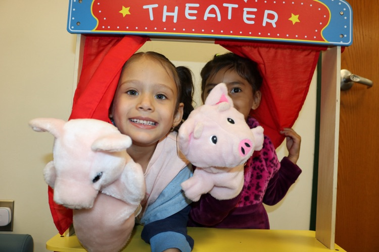students playing theatre in vpk