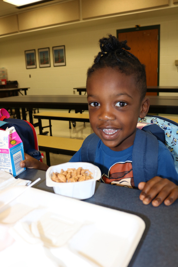 VPK students eating breakfast