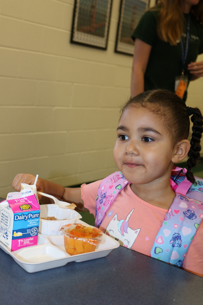 VPK students eating breakfast