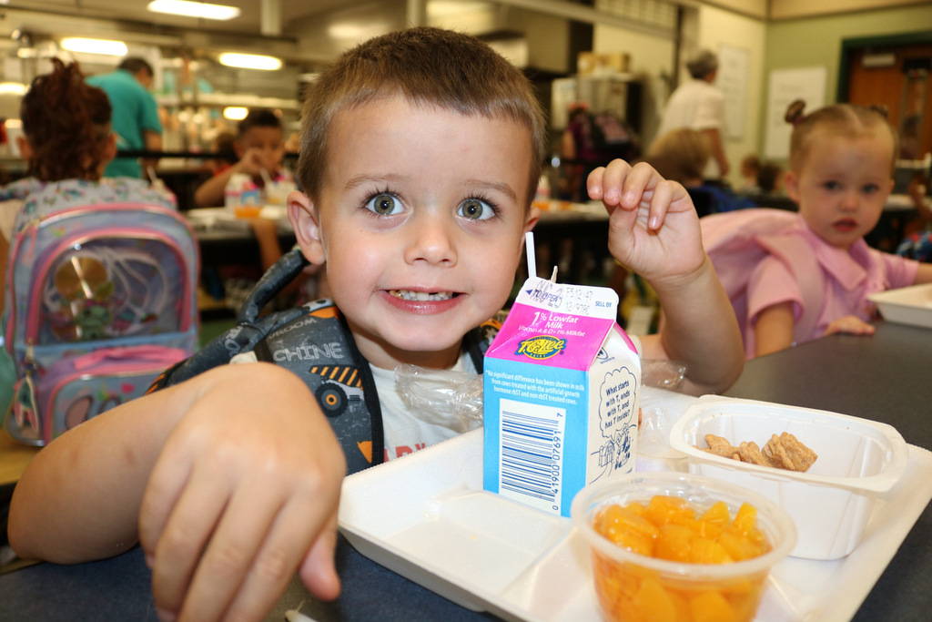 VPK students eating breakfast