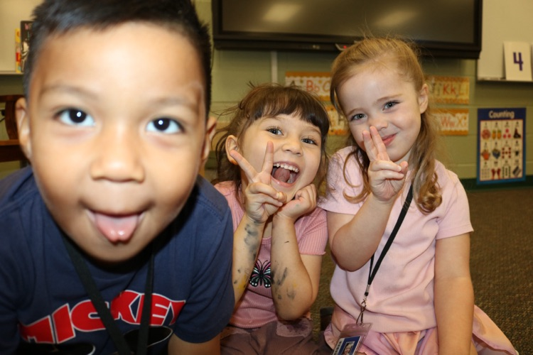 students making peace sign and sticking their tongue out