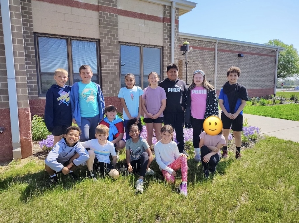 4th Grade celebrating  Earth Day by taking care of our planet and enjoying the weather.