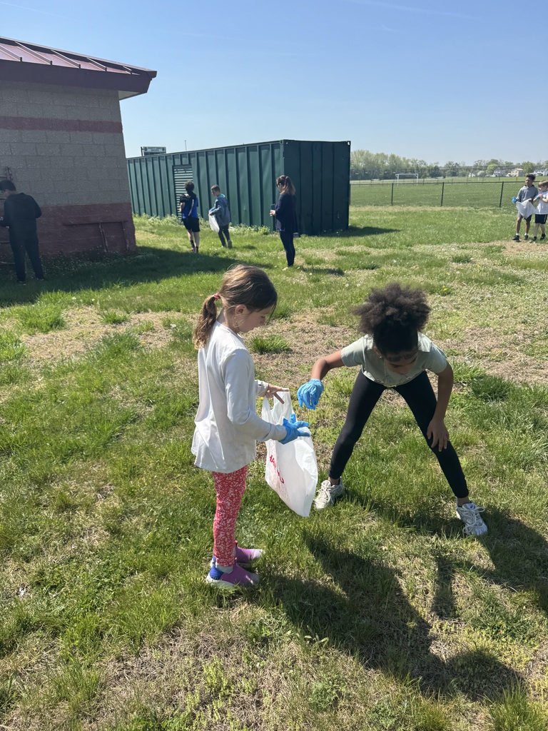4th Grade celebrating  Earth Day by taking care of our planet and enjoying the weather.