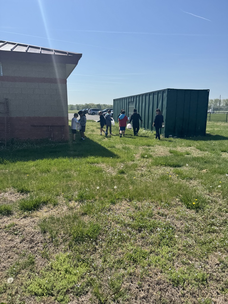 4th Grade celebrating  Earth Day by taking care of our planet and enjoying the weather.
