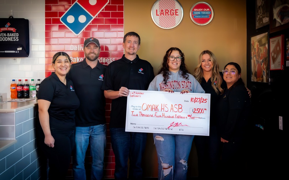 Domino's Donates Omak High School ASB
