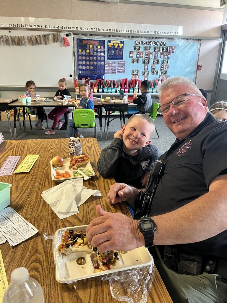 SSO Fred having lunch with the Kindergarten class