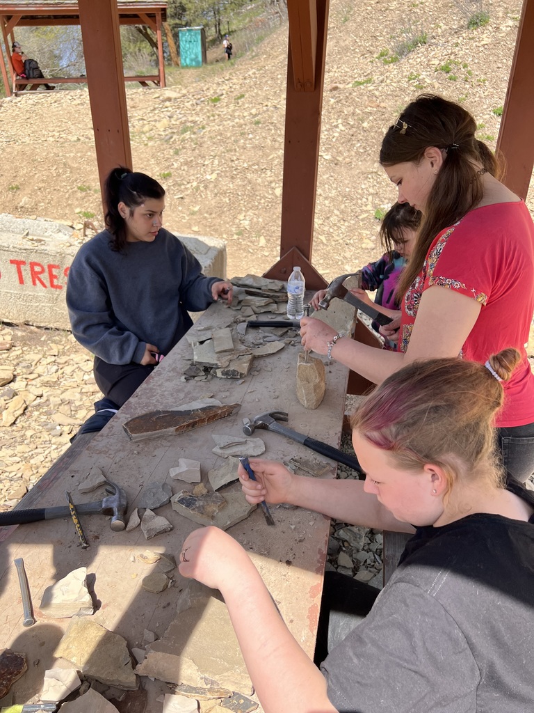 Shade for rock splitting