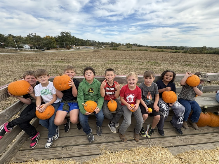 students enjoying the Perryville Pumpkin Farm