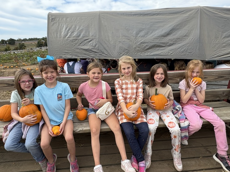 students enjoying the Perryville Pumpkin Farm