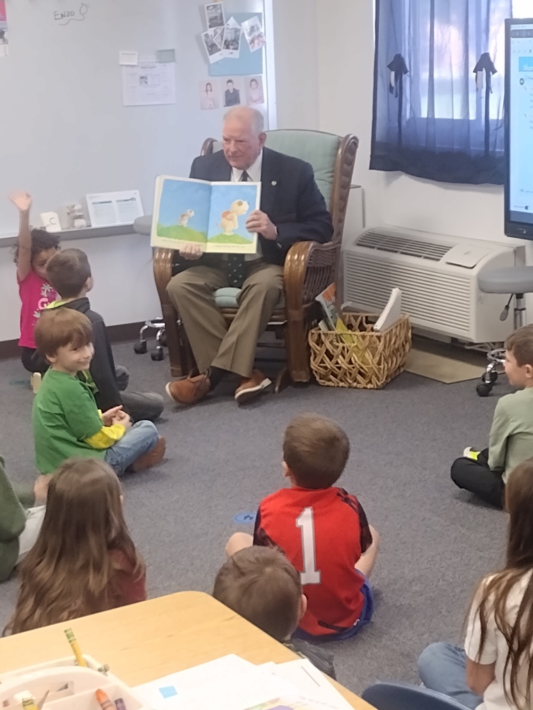 Representative Dolan reading to the kindergarten students.